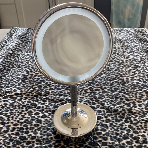 Lighted travel makeup mirror. - Picture 4 of 7